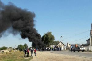 На Хмельниччині селяни мітингують біля молокозаводу