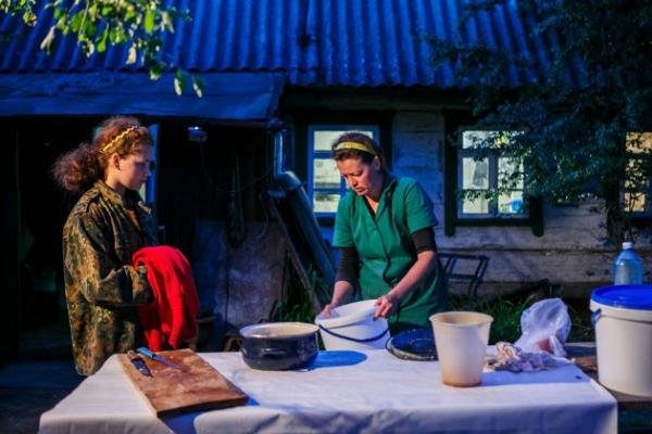 Переселенець відкрив ферму і займається сироварінням