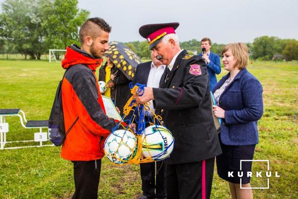 Нагородження переможців змагань по футболу