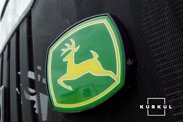 Емблема John Deere на радіаторі трактора