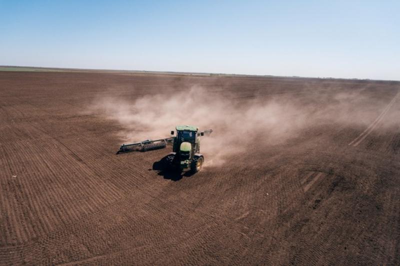 Трактор John Deere 6110B в агретуванні з зубчато-кільчатим котком під час прикотковування