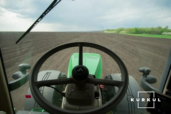 Кермо трактора John Deere 8335 R