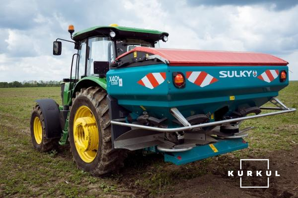 Nрактор John Deere 6135B агрегатований із розкидачем  Sulky Х40+