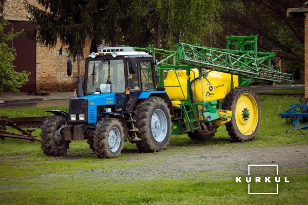 Трактор Беларус 892 агрегатований із причіпним обприскувачем John Deere M732