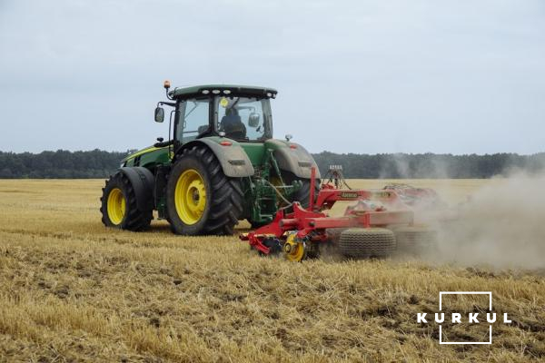  John Deere 8335R в агретування з дисковим лущильником Vaderstad Carrier 650