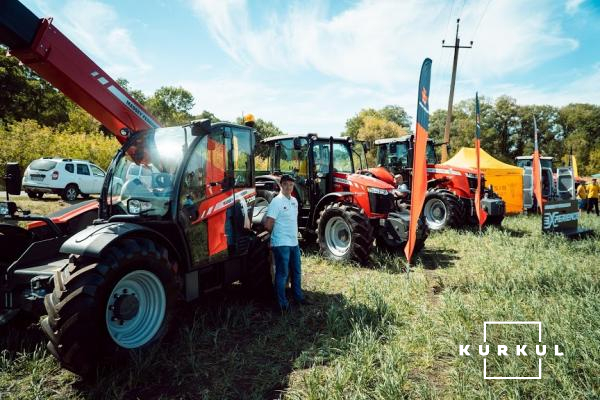 Трактори та телескопічний навантажувач Massey Ferguson TH 7038