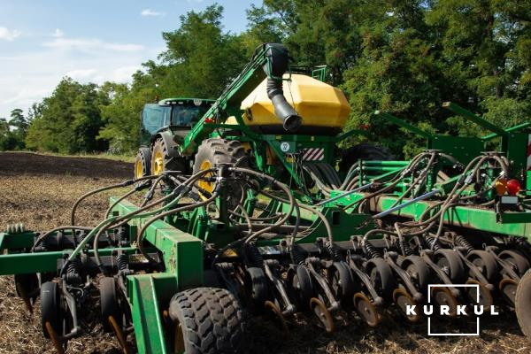 Сівалка John Deere 1890 з пневмопричіпом John Deere 1910 в агретуванні з трактором John Deere 8335 R 