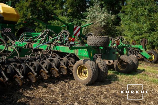 Сівалка John Deere 1890 з пневмопричіпом John Deere 1910 в агретуванні з трактором John Deere 8335 R 