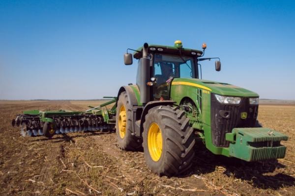 Трактор John Deere 8320R із дисковою бороною John Deere 2623