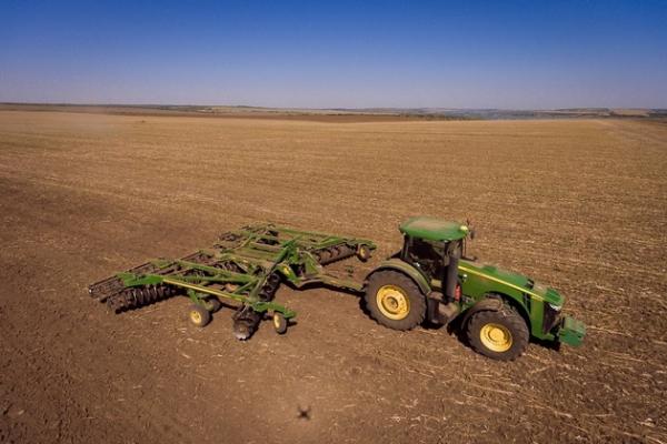 Трактор John Deere 8320R із дисковою бороною John Deere 2623