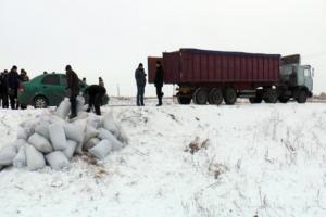 Вкрадені зернові культури вивозили і продавали на елеватор, а виручені гроші розподіляли між собою