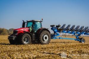 Трактор Massey Ferguson у полі