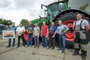 Фото біля нового трактора Fendt 1038 Vario 