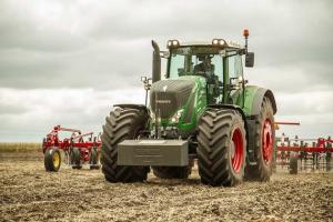 Трактор Fendt 936 Vario агрегатований з культиватором Challenger 5731 Е-27.