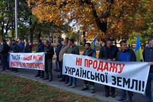 У центрі Львова фермери влаштували мітинг проти запуску ринку землі