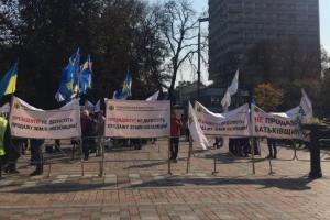 Аграрії під Радою протестували проти продажу землі іноземцям