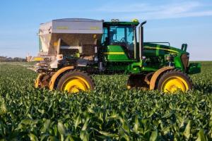 John Deere презентував новинку — самохідний розкидач сухих добрив