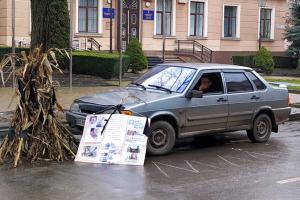 Фермер зустрів Новий рік під прокуратурою на знак протесту проти бездіяльності правоохоронців