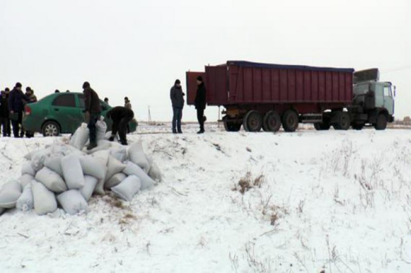 Вкрадені зернові культури вивозили і продавали на елеватор, а виручені гроші розподіляли між собою