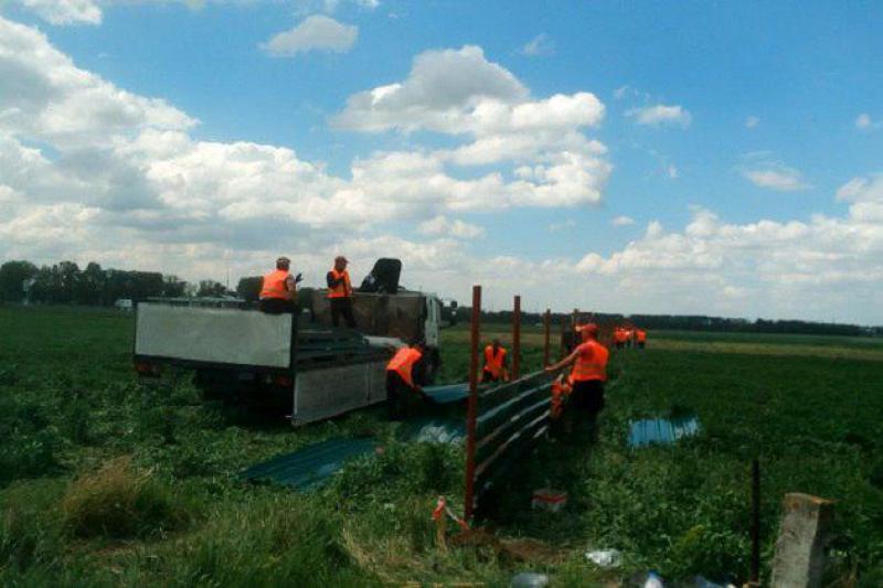 Ще на початку квітня невідоми особи почали розбивати ділянкуна менші частини