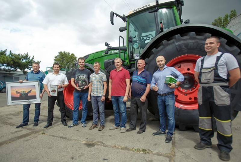 Фото біля нового трактора Fendt 1038 Vario 