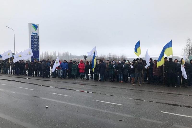 Аграрії перекрили дороги й погрожують прийти під парламент