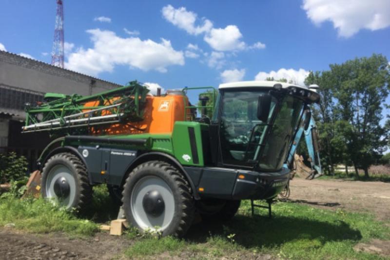 Той самий обприскувач Amazone Pantera на подвір'ї підприємства