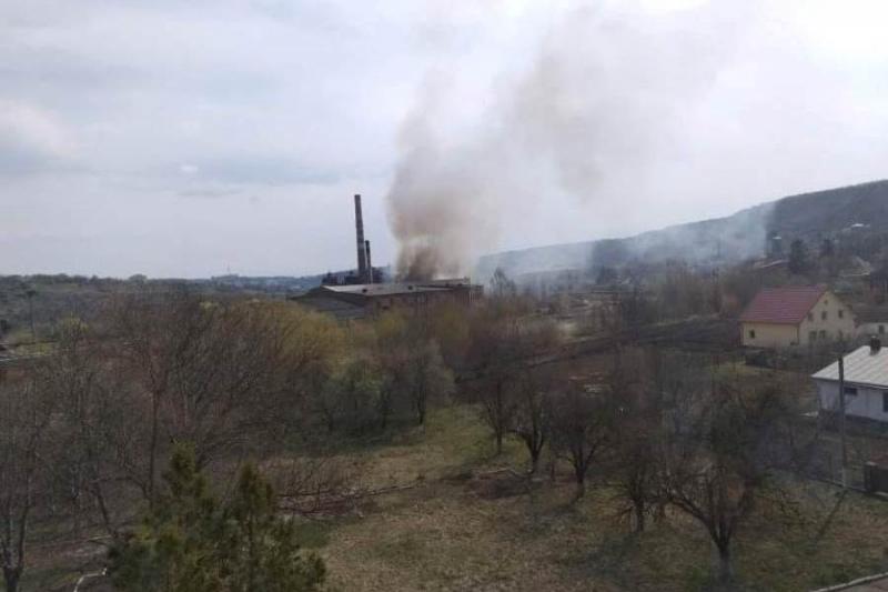 На Буковині горить цукровий завод