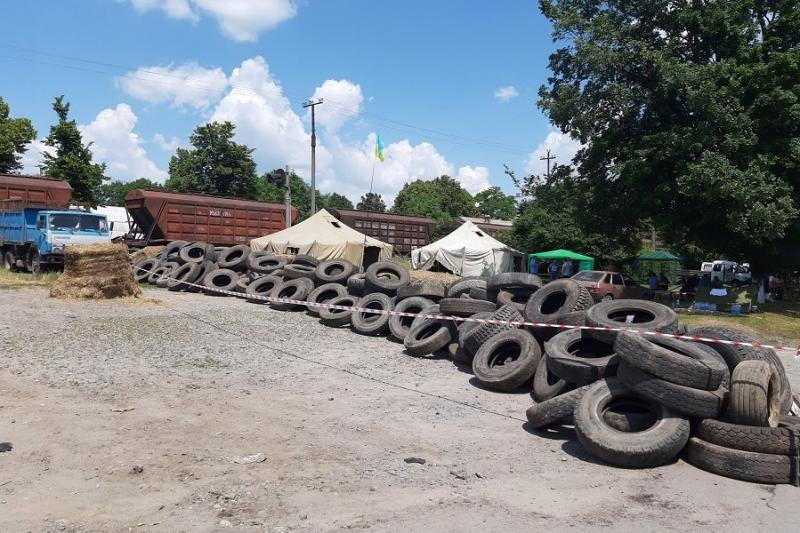 Палатки, шини і «тітушки» — фермерський майдан на Вінниччині