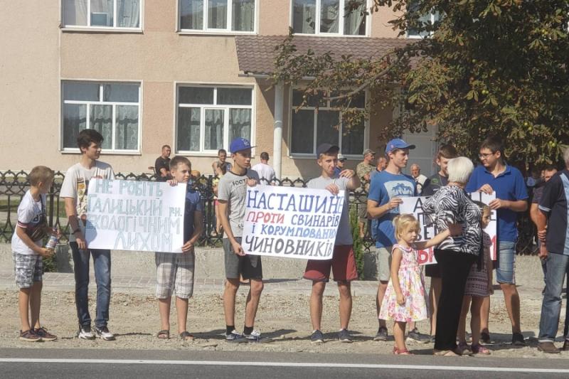 Селяни протестують проти будівництва свиноферми — перекрили трасу