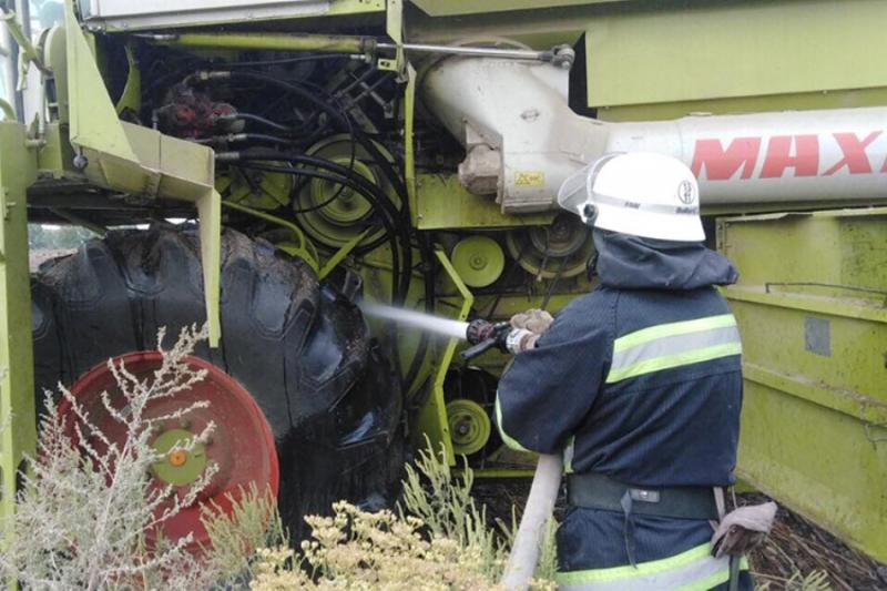 На Миколаївщині під час збирання соняшнику загорівся комбайн