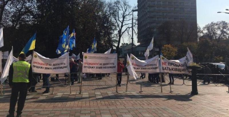 Аграрії під Радою протестували проти продажу землі іноземцям