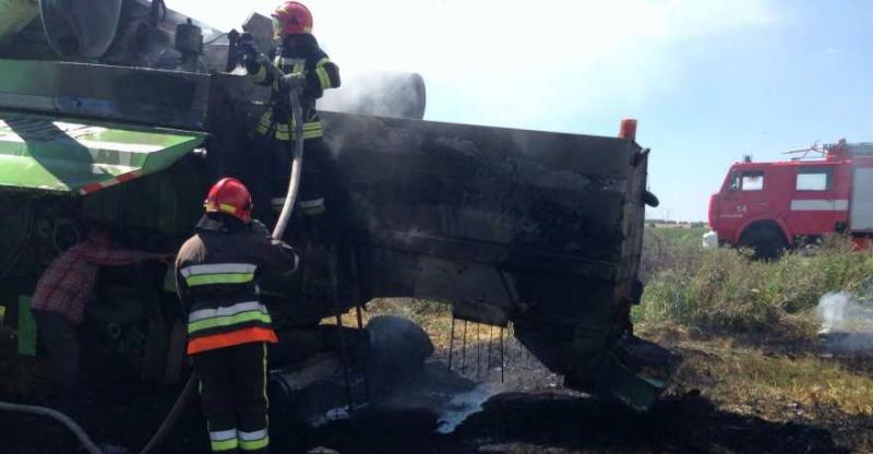 На Хмельниччині горів комбайн та поле