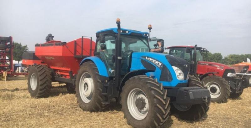 На Київщині продемонстрували в роботі трактори Landini та McCormick 