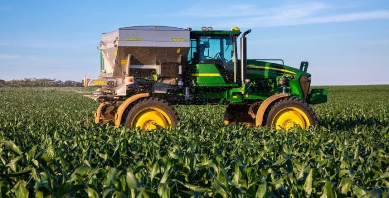 John Deere презентував новинку — самохідний розкидач сухих добрив