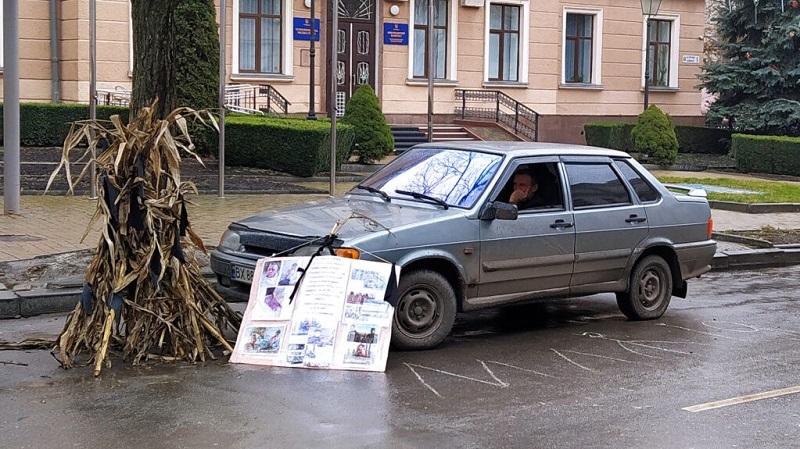 Фермер зустрів Новий рік під прокуратурою на знак протесту проти бездіяльності правоохоронців