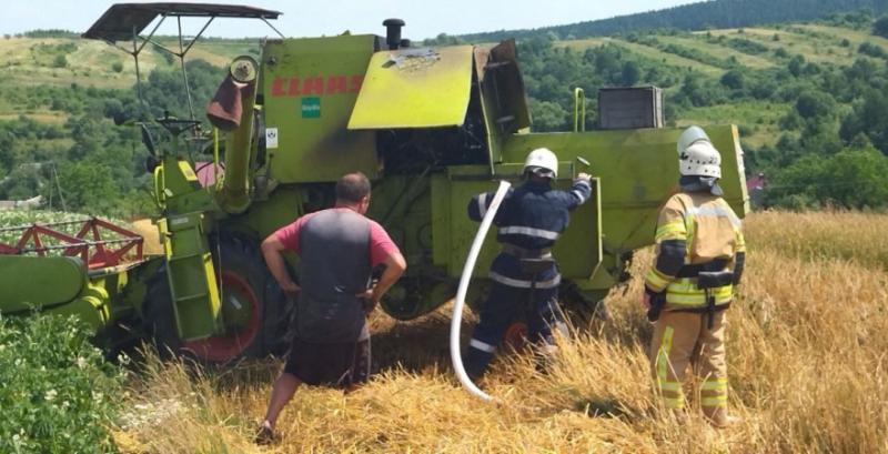 На Львівщині під час роботи в полі загорівся комбайн