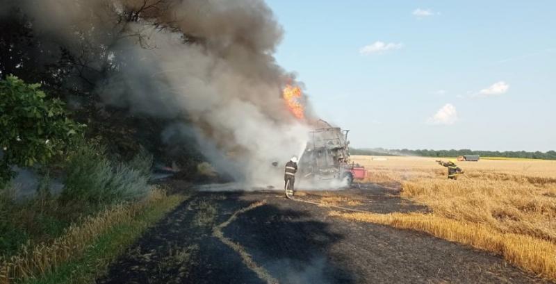 На Київщині під час збору врожаю загорівся комбайн