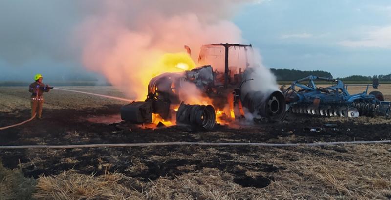 На Полтавщині під час роботи в полі згорів трактор