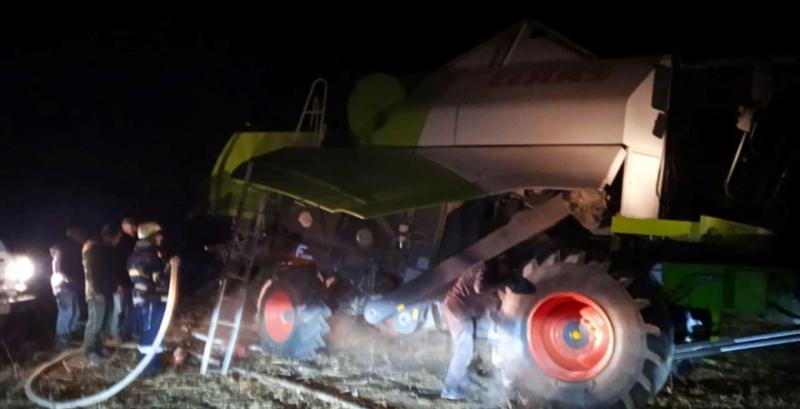 На Дніпропетровщині під час збору врожаю соняшника загорівся комбайн