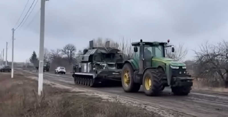 Трактор буксирує танк